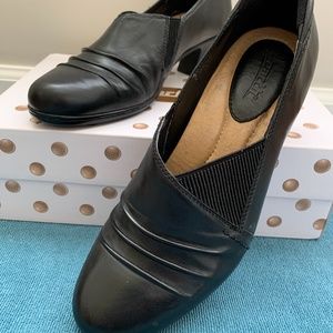 Earth loafer style shoes